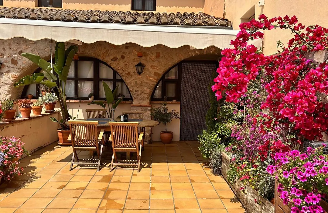 Masía de San Juan, casa rural renovada y con terraza privada en castillo con piscina-1