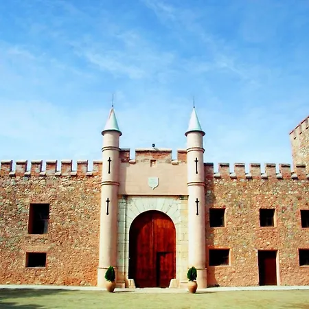Masía de San Juan, casa rural renovada y con terraza privada en castillo con piscina-3